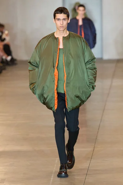 Look 18